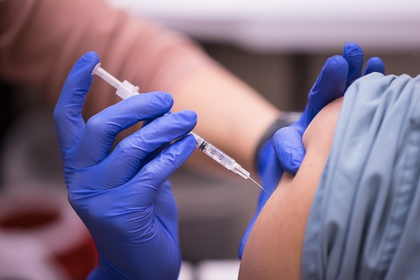 واکسن کرونا و زنان تحت درمان سرطان سینه
